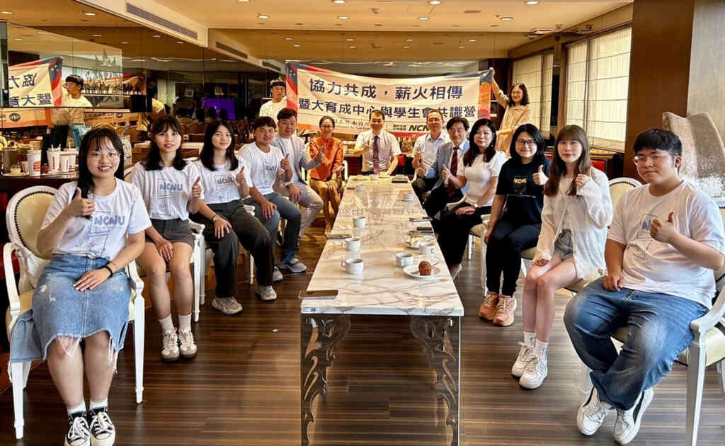 ▲國家創新與發明獎得主把暨大創業育成中心學生會當創業家。(記者張玉泰翻攝)