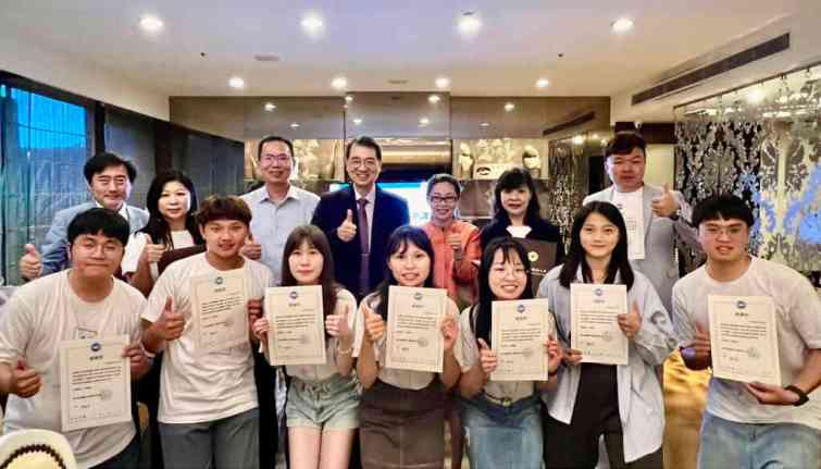 ▲國家創新與發明獎得主把暨大創業育成中心學生會當創業家。（記者張玉泰翻攝）