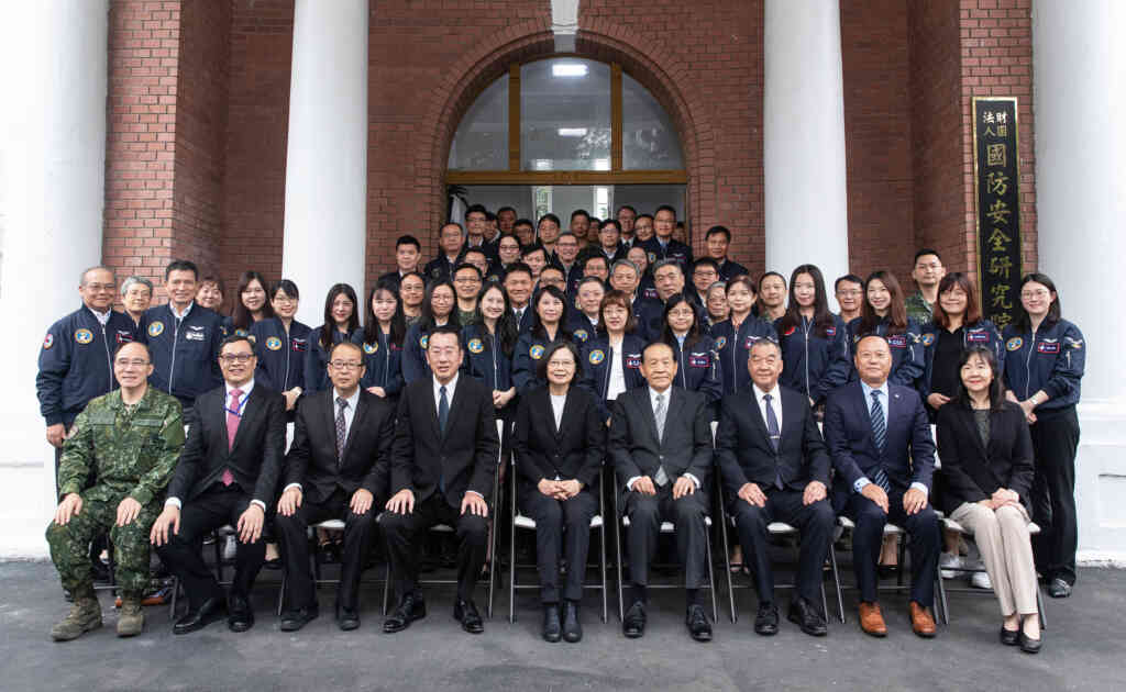 ▲蔡英文總統今天視導「國防安全研究院」,面對國際情勢快速變化及日益複雜的國防議題,她也期盼國防院持續深耕研究,與政府繼續攜手努力維護國家安全。(總統府提供)