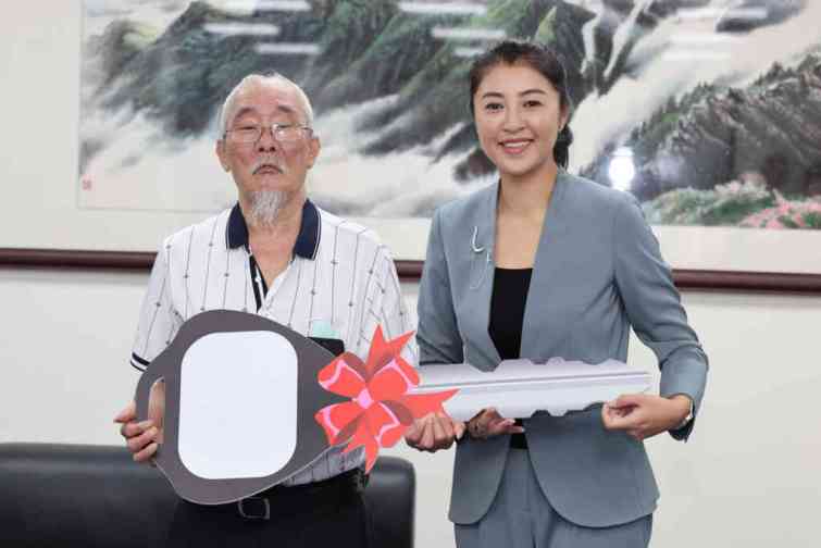 ▲社團法人南投縣石龍宮福德會在縣長許淑華見證下，捐贈財團法人南投縣永山宮附設私立玄愛兒少關懷家園及財團法人良顯堂社會福利基金會附設私立陳綢兒少家園各一輛8人座交通車。（記者張玉泰翻攝）