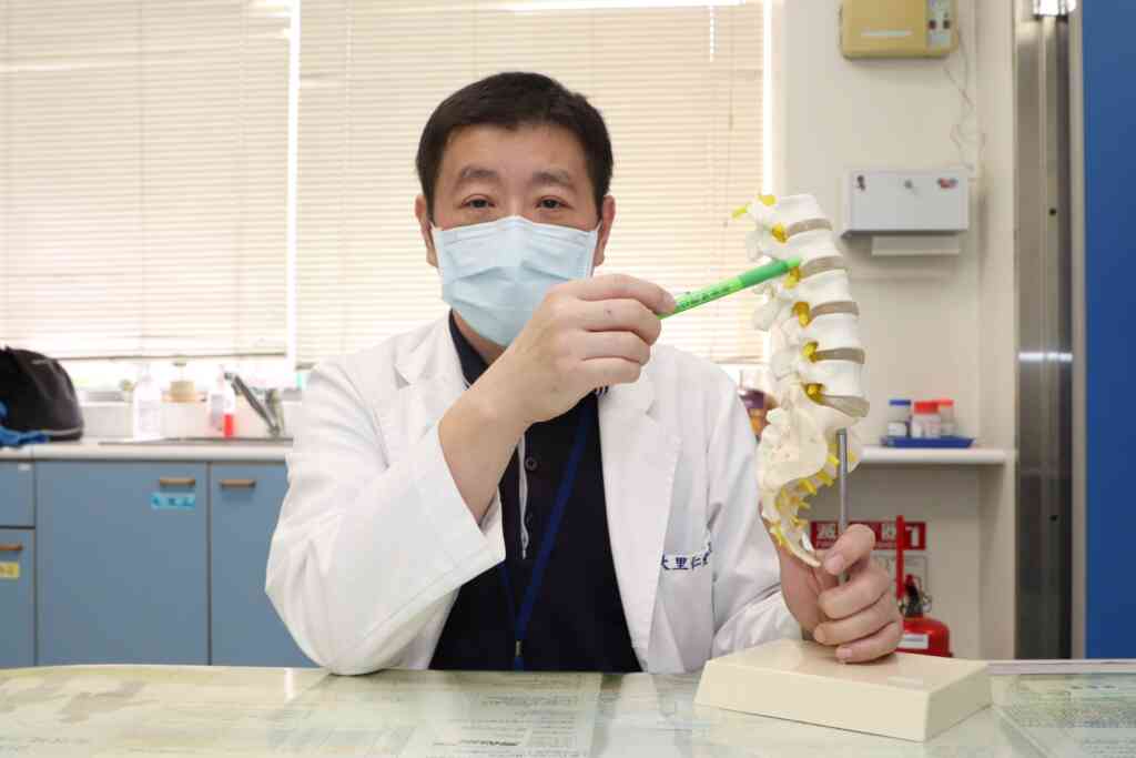 ▲仁愛長庚合作聯盟醫院骨科部長黃贊文醫師表示,脊椎骨的「骨質疏鬆性壓迫性骨折」手術治療方法以「微創低溫骨水泥灌注椎體成型手術」為主。(仁愛醫院提供)