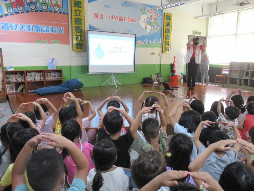 高雄市鳳山非營利幼兒園參與水資源行動課程，透過影片了解全球水資源缺乏現況