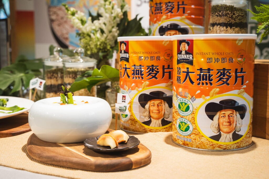 前菜《穀動人星》運用桂格五穀燕麥豆飲、透過手作剝開燕麥殼的過程,重新領略永續帶來的美好。