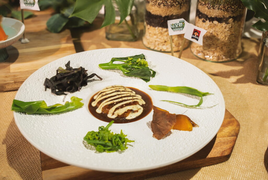 主餐《與穀共生》以桂格大燕麥片代替肉食的綠食想像。食材使用原產地蔬果,讓永續星球當季當令