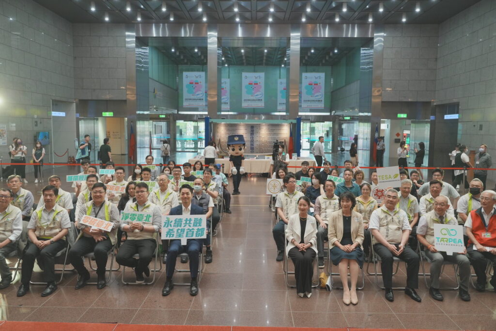 大合照:臺北市政府蔣萬安市長、產業局陳俊安局長、環保局徐世勳局長