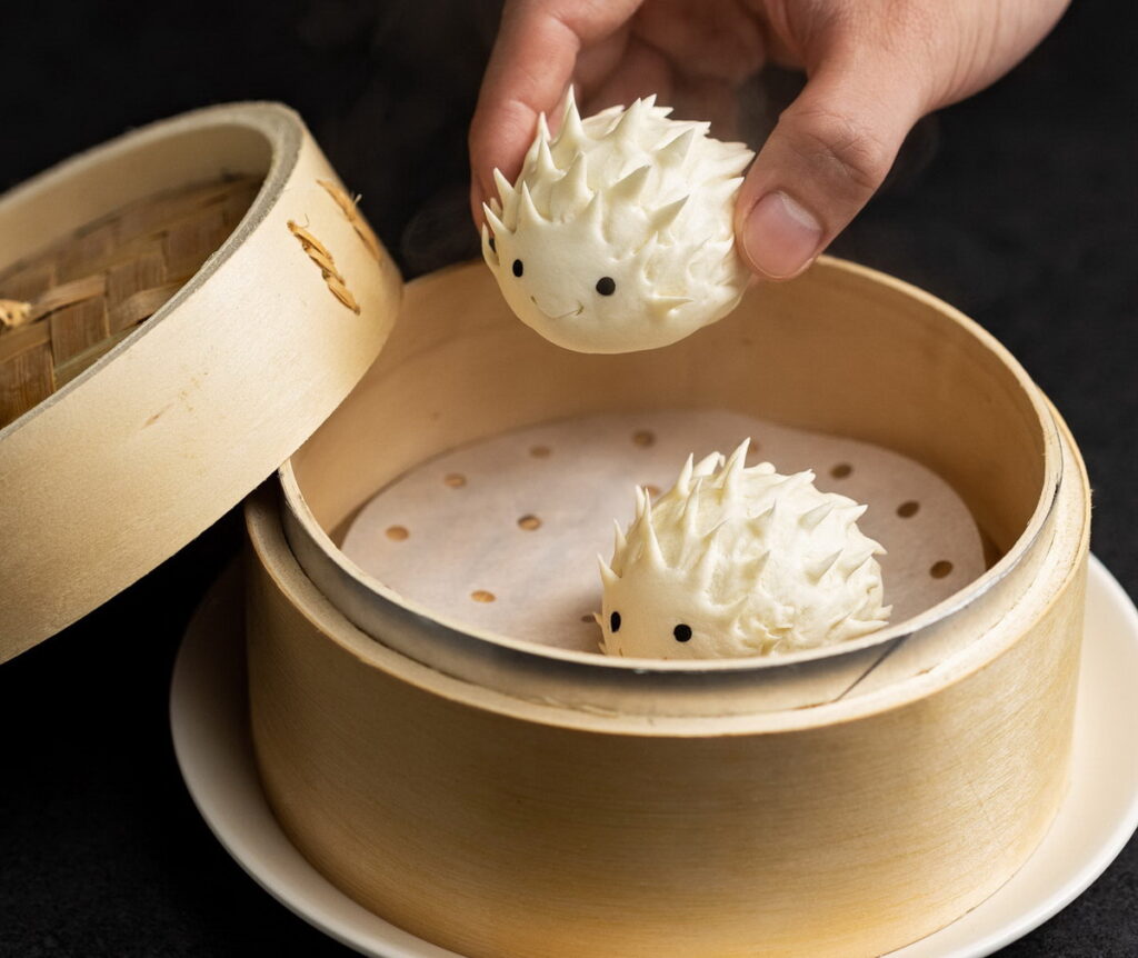 充滿趣味的「刺蝟叉燒包」是立軒中餐廳師傅每日新鮮手作。