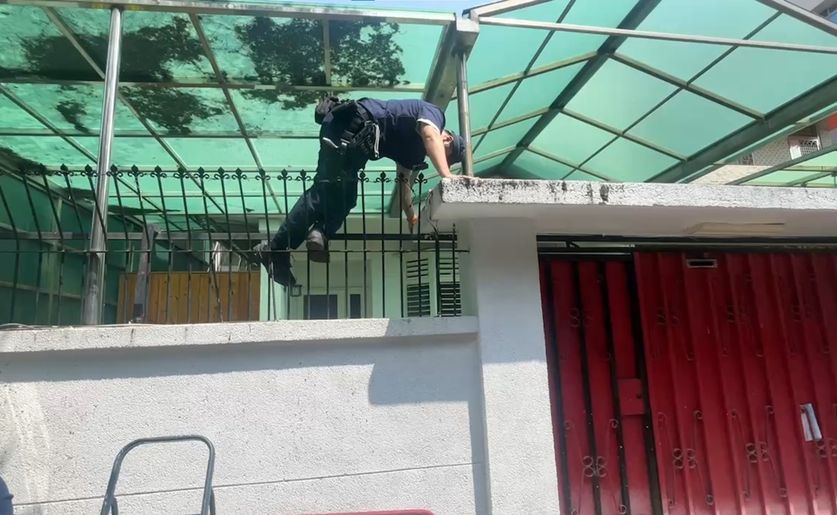 ▲圖說:民權派出所警員賴丁嘉借來梯子,從欄杆上翻入屋內救出歐男 (圖/台中市政府提供)