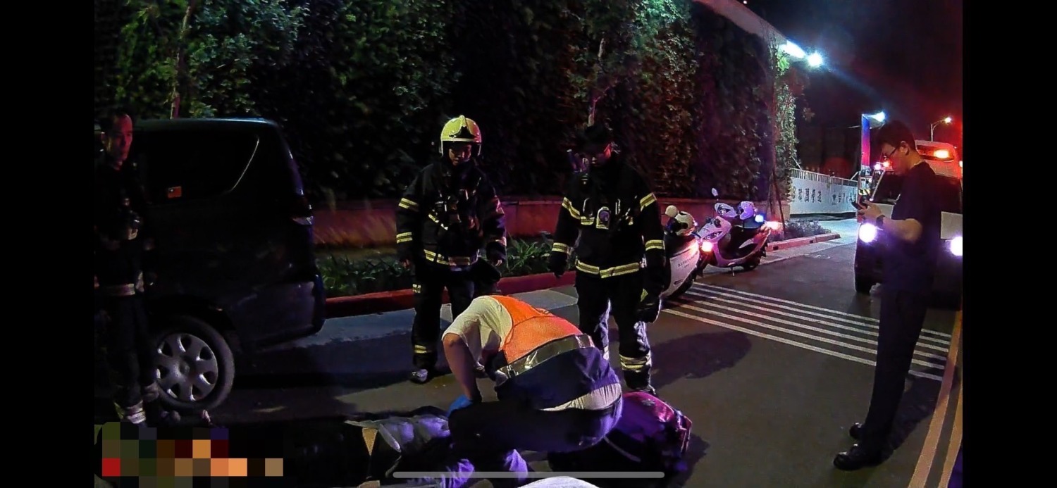 北投分局石牌派出所警員陳韋廷破窗將意圖輕生的男子救出，實施心肺復甦術後送醫治療。（記者薛秀蓮翻攝)