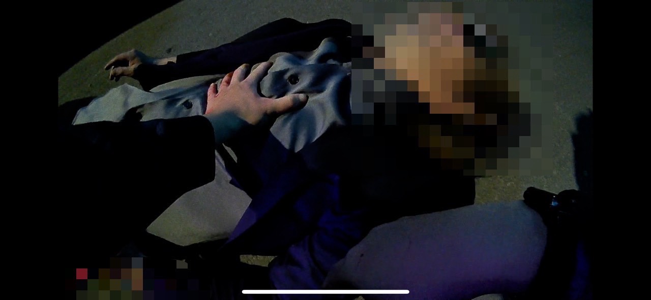 北投分局石牌派出所警員陳韋廷破窗將意圖輕生的男子救出，實施心肺復甦術後送醫治療。（記者薛秀蓮翻攝)