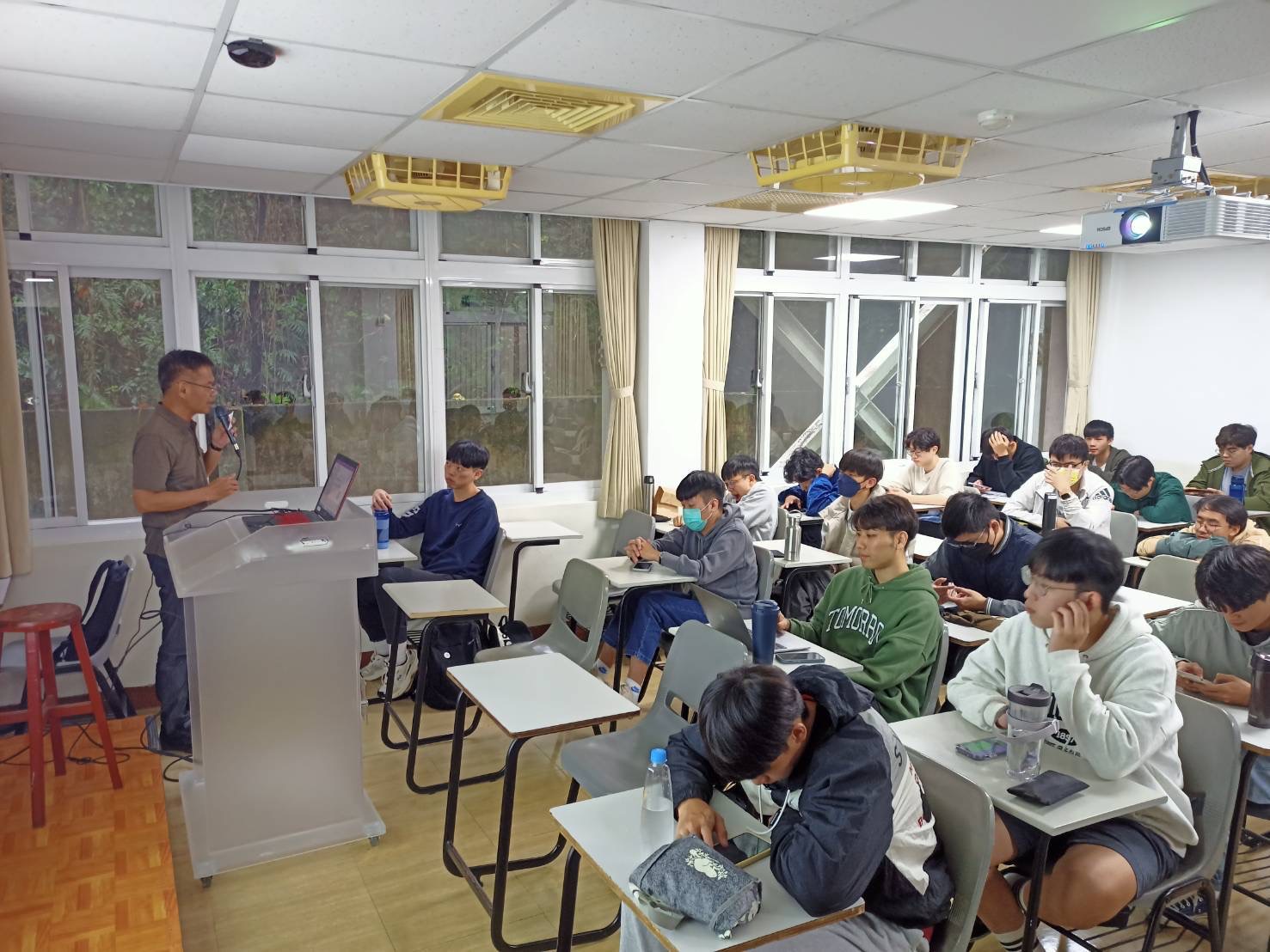 適逢台北市交通安全年,為強化年輕機車族群防衛駕駛觀念,臺北市政府警察局文山第一分局於日前特別與轄內世新大學合作進行交通安全宣導。(記者 張艷君翻攝)