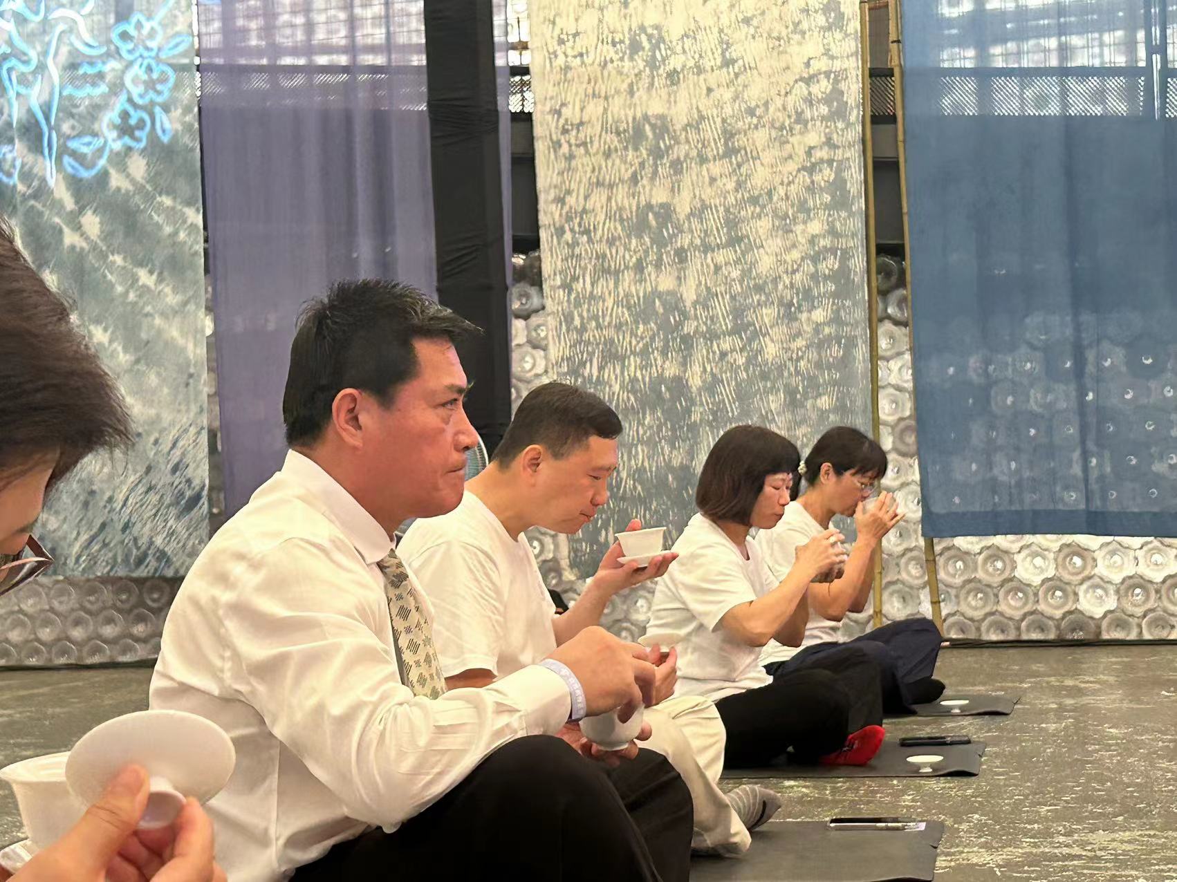 黃仁現場親自體驗精心設計的沉浸式體驗療程,展開身體與心靈的對話。(記者包克明 攝)