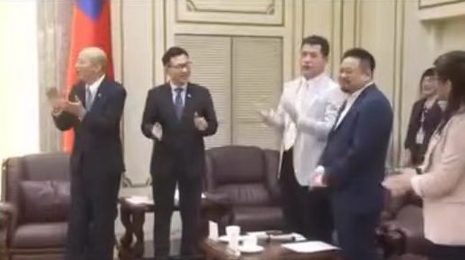 韓國瑜院長帶頭領唱「我們都是一家人」,國民黨平地原住民立委黃仁(白衣)拍手歡唱呼應。(記者包克明 翻攝)