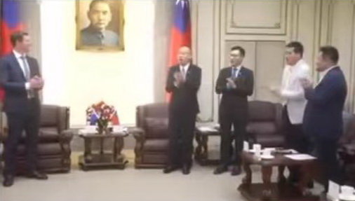 韓院長是在副院長江啟臣及國民黨立委黃仁、民進黨立委洪申翰及民眾黨立委麥玉珍等人陪同下與烏分戴爾(Sam Uffindell)團長等一行會面。(記者包克明 翻攝)