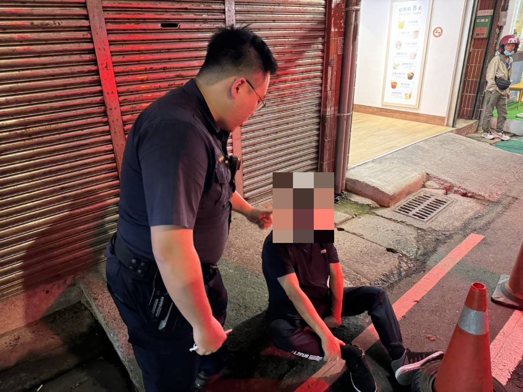 警方於案發地點查看吳民身體狀況。（記者薛秀蓮翻攝)