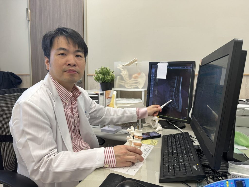 中國醫藥大學新竹附設醫院神經外科的江忠穎醫師分享,長時間久坐,這容易造成脊椎問題。(圖/記者林照東翻攝)