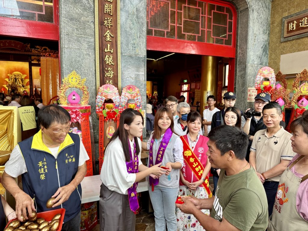 香山武財神聖誔,現場發放錢母與金蛋,現場人潮湧進。(圖/記者林照東攝)
