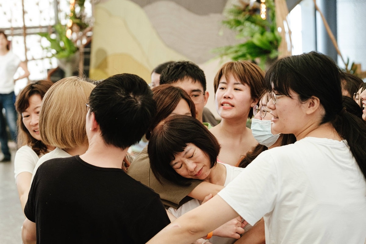 ▲講師Prema帶領學員透過移動、舞蹈和呼吸,感受海洋的自由流動與身體合而為一。