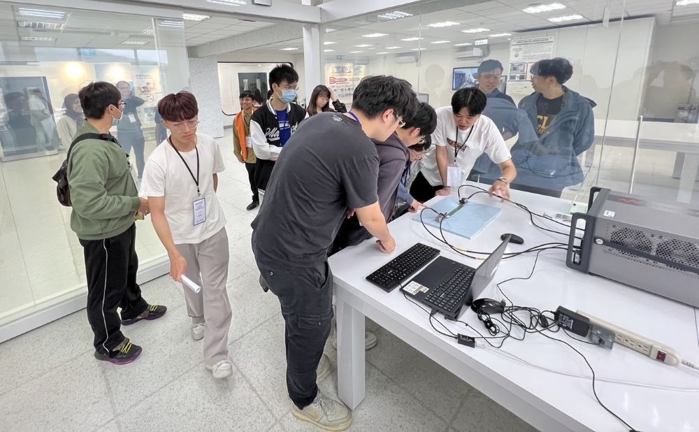 《圖說》與會師生參訪龍華科大類產線實作基地,了解三大場域的實作能量。〈龍華科大提供〉