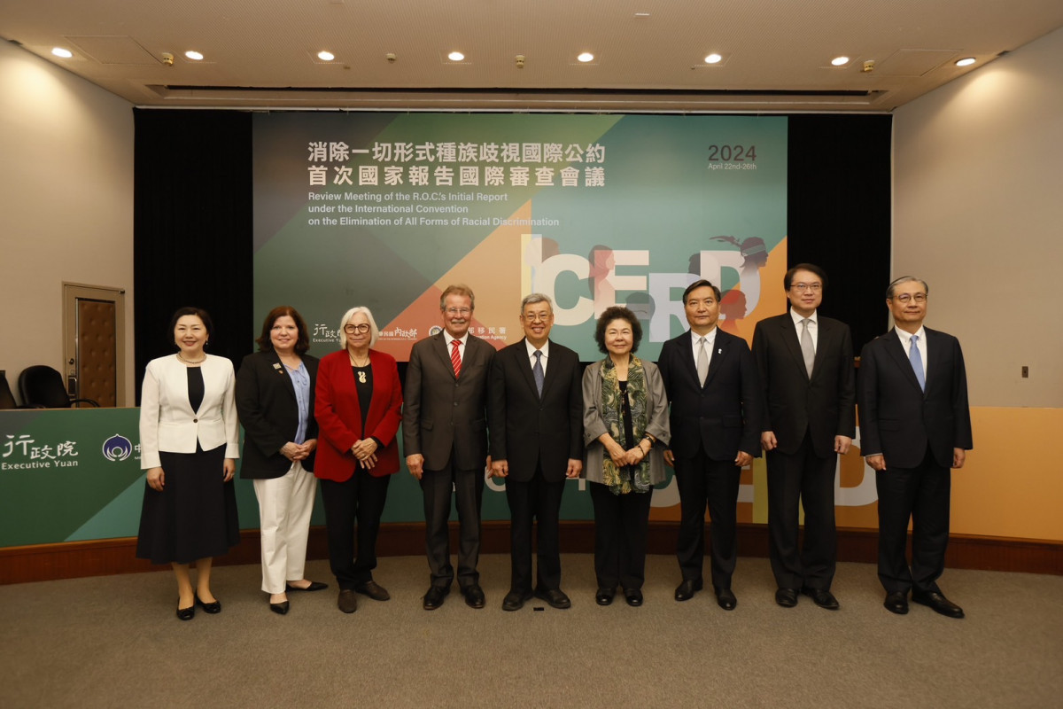 消除一切形式種族歧視國際公約首次國家報告國際審查會議於昨（4/22）日假公務人力發展中心舉行，行政院院長陳健仁（右5）、國家人權委員會主任委員陳菊（右4）、行政院政務次長羅秉成（右3）、內政部部長林右昌（右2）、移民署署長鐘景琨（右1）、國際審查委員Manfred Nowak等4名（左1至左4）。（圖／大會提供）