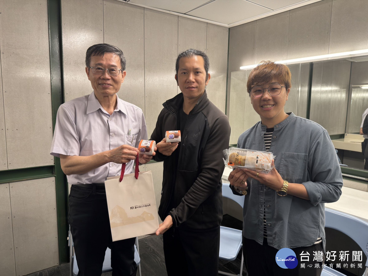 文化局長章宗耀邀請奧來・康詹拉品嘗在地的新埔柿餅,期許合作順利。