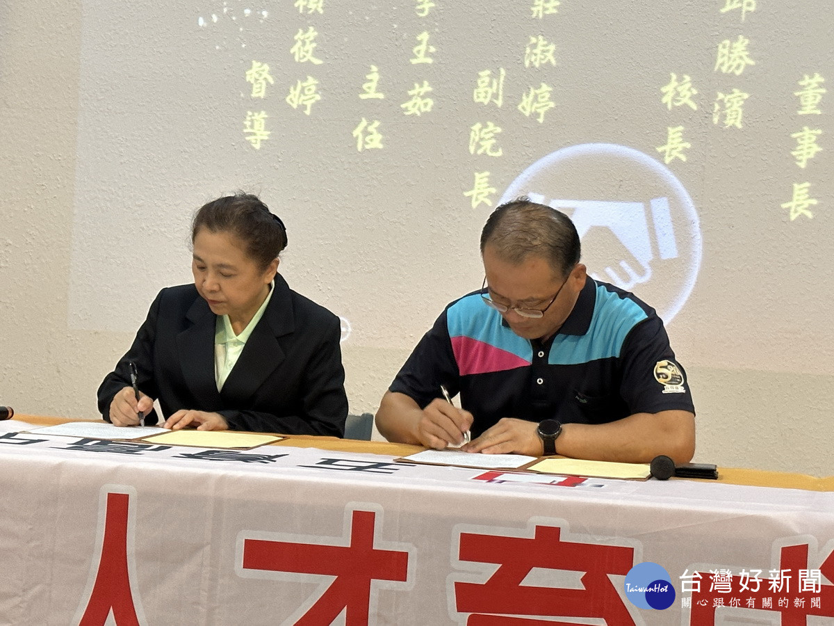 慈濟莊副院長與邱校長簽約。( 記者扶小萍攝)