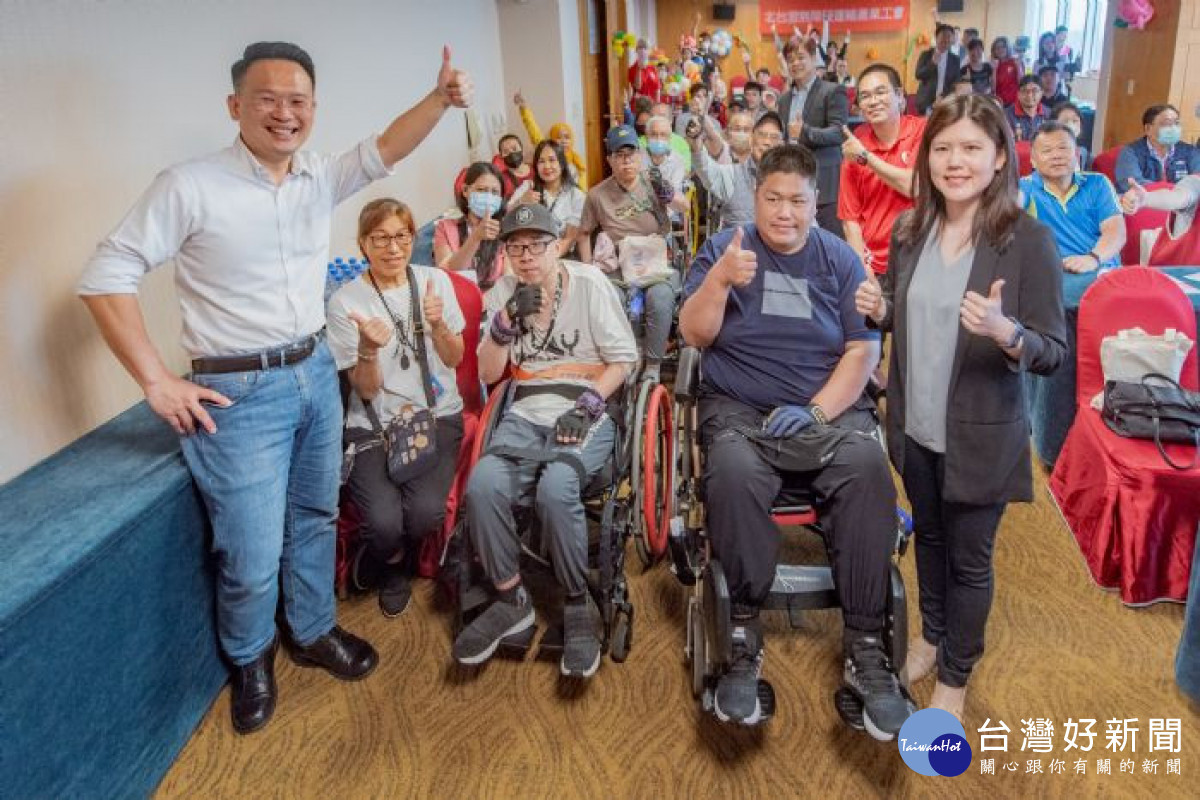 蘇副市長和身障朋友共同合影。<br /><br />