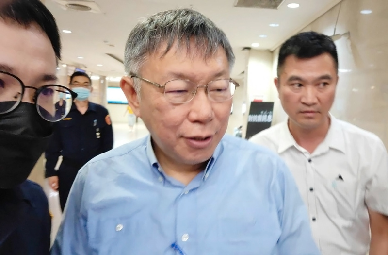 柯文哲(前中)23日以證人身分到北檢出庭。中央社