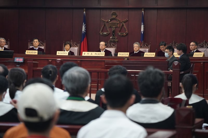 37名死囚認為死刑規定違憲,聲請釋憲,憲法法庭23日召開言詞辯論庭,聲請人訴訟代理人(律師)李念祖等16人到庭,關係機關法務部由檢察司長郭永發領軍出庭辯論。後左4為審判長、大法官許宗力。中央社