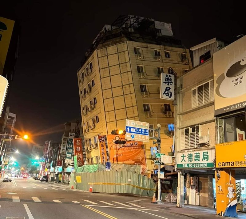 快訊/慘!6.3級 花蓮地震「富凱大飯店」傾倒中山路封路