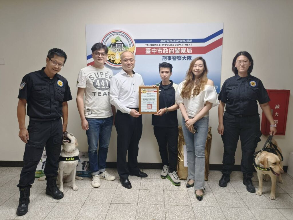 ▲圖說:悠遊國際實業慷慨解囊,捐贈中市警犬隊進口飼料35包、共535公斤 (圖/台中市政府提供)