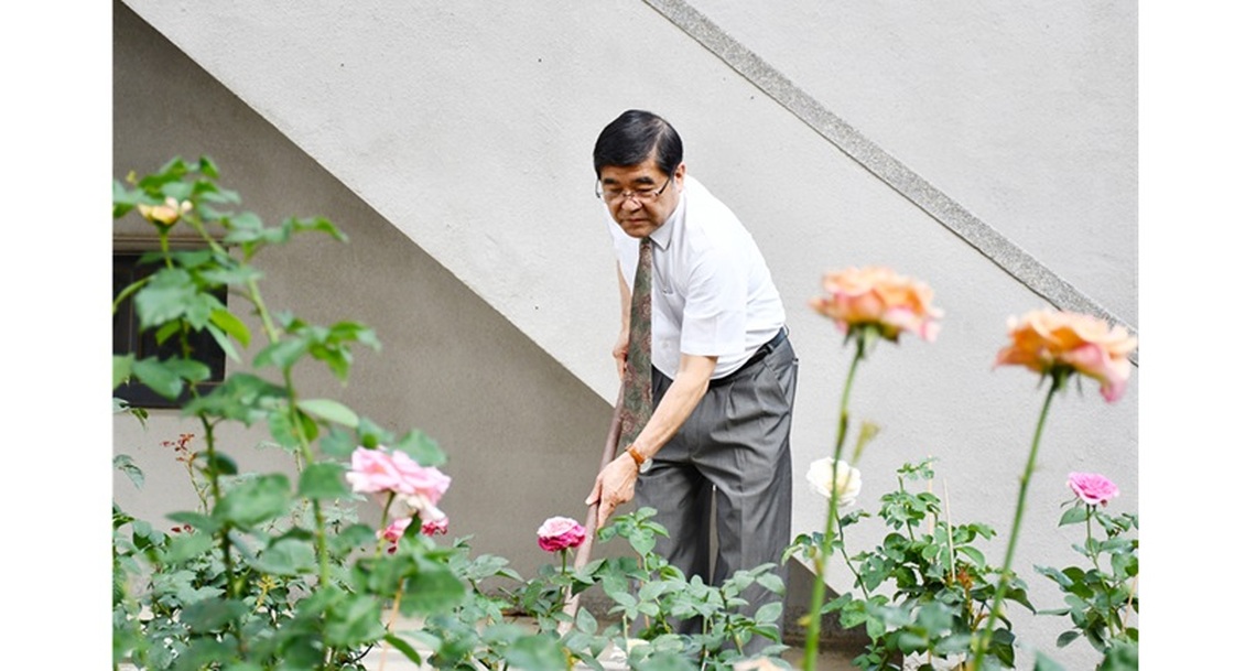 高醫大校長楊俊毓化身校園園丁 美化校園並傳達生命教育理念