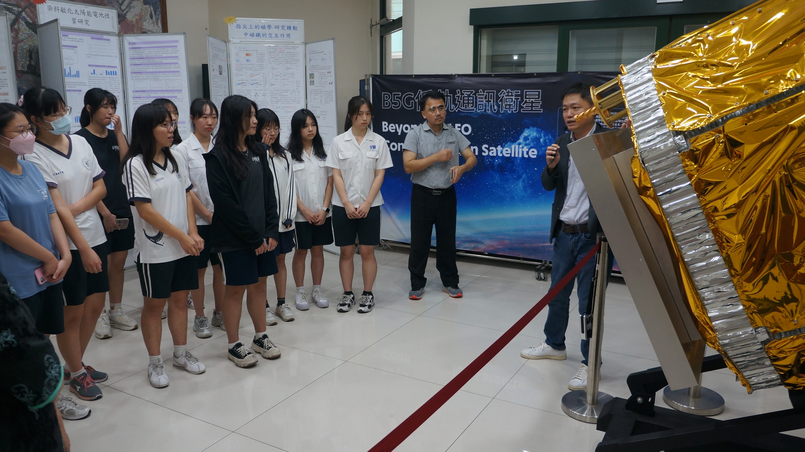 ▲國家太空中心衛星全台走透透太空圓夢計畫展出活動,B5G低軌道通訊衛星1:1模型首次走入高中校園,即日起在彰化女中展出至8月厎。(記者張溎壕攝)