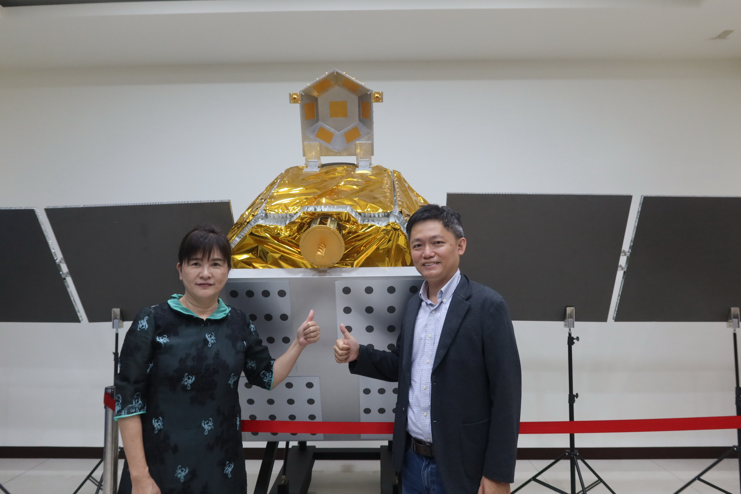 ▲國家太空中心衛星全台走透透太空圓夢計畫展出活動，B5G低軌道通訊衛星1:1模型首次走入高中校園，即日起在彰化女中展出至8月厎。（記者張溎壕攝）