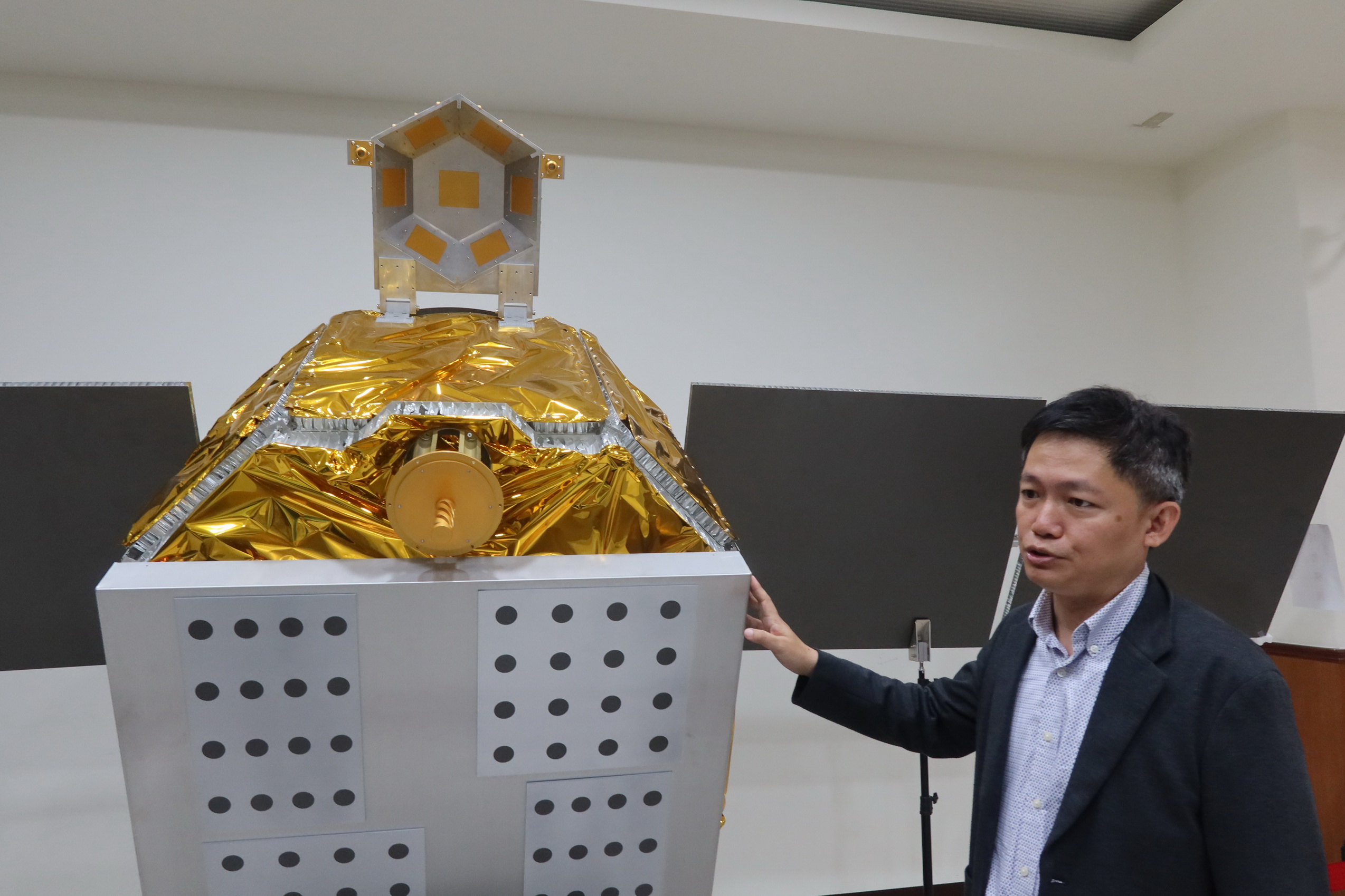 ▲國家太空中心衛星全台走透透太空圓夢計畫展出活動，B5G低軌道通訊衛星1:1模型首次走入高中校園，即日起在彰化女中展出至8月厎。（記者張溎壕攝）
