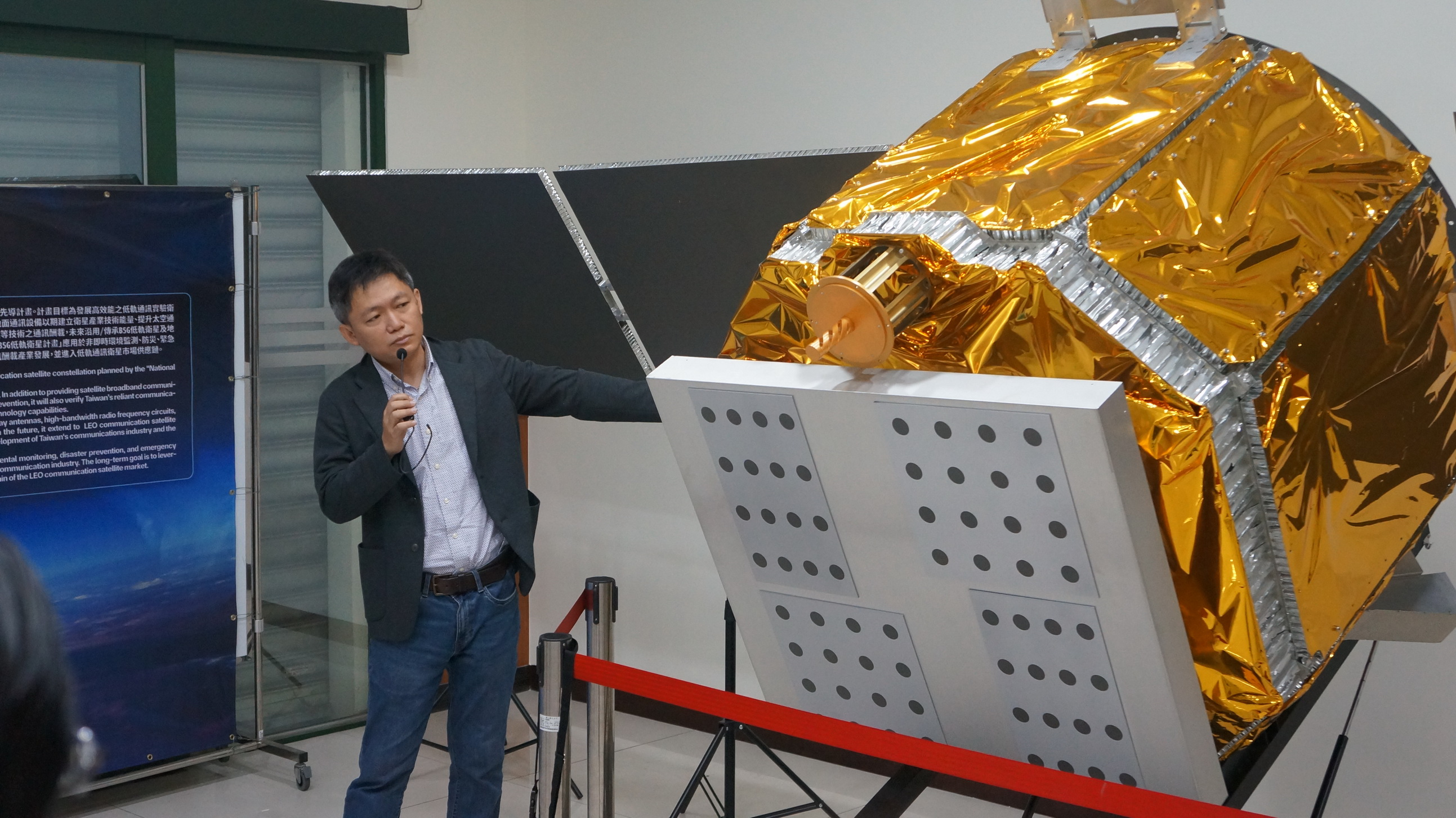 ▲國家太空中心衛星全台走透透太空圓夢計畫展出活動，B5G低軌道通訊衛星1:1模型首次走入高中校園，即日起在彰化女中展出至8月厎。（記者張溎壕攝）