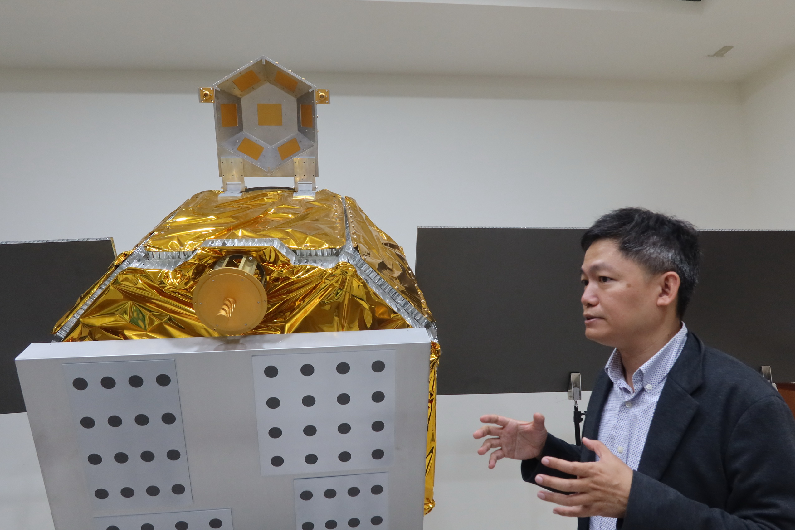 ▲國家太空中心衛星全台走透透太空圓夢計畫展出活動，B5G低軌道通訊衛星1:1模型首次走入高中校園，即日起在彰化女中展出至8月厎。（記者張溎壕攝）