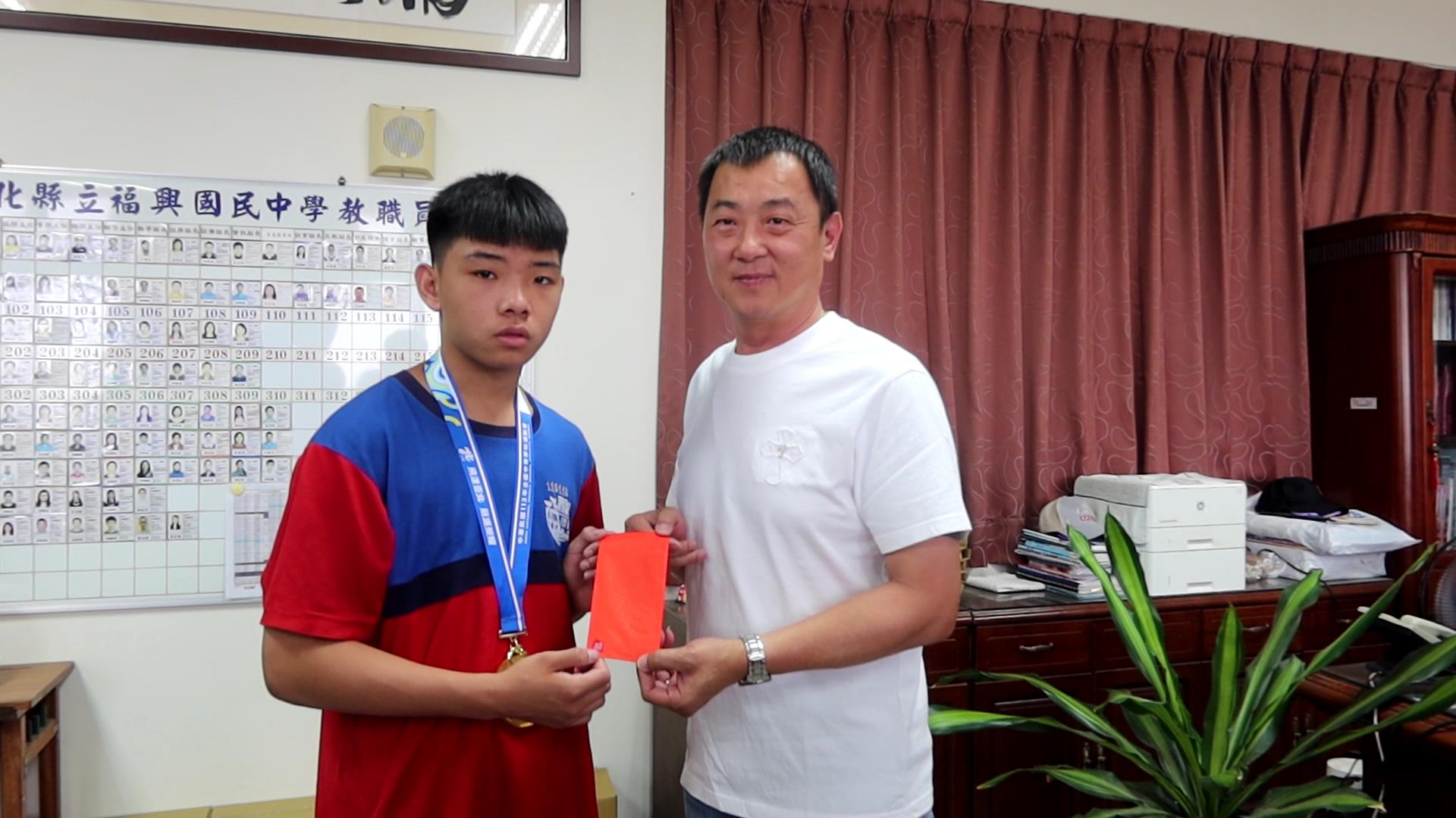 ▲福興鄉福興國中跆拳道隊，在113年全國中等學校運動會上大放異彩，鄉長蔣煙燈、縣議員黃俊源等人前往學校頒發獎金及貼紅榜表揚跆拳道選手。（記者張溎壕攝）
