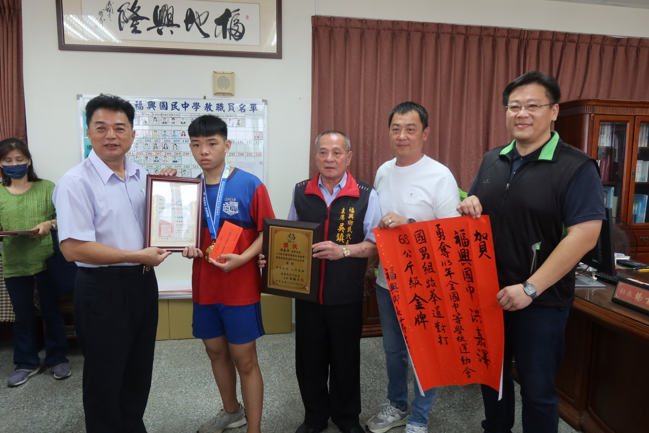 ▲福興鄉福興國中跆拳道隊，在113年全國中等學校運動會上大放異彩，鄉長蔣煙燈、縣議員黃俊源等人前往學校頒發獎金及貼紅榜表揚跆拳道選手。（記者張溎壕攝）