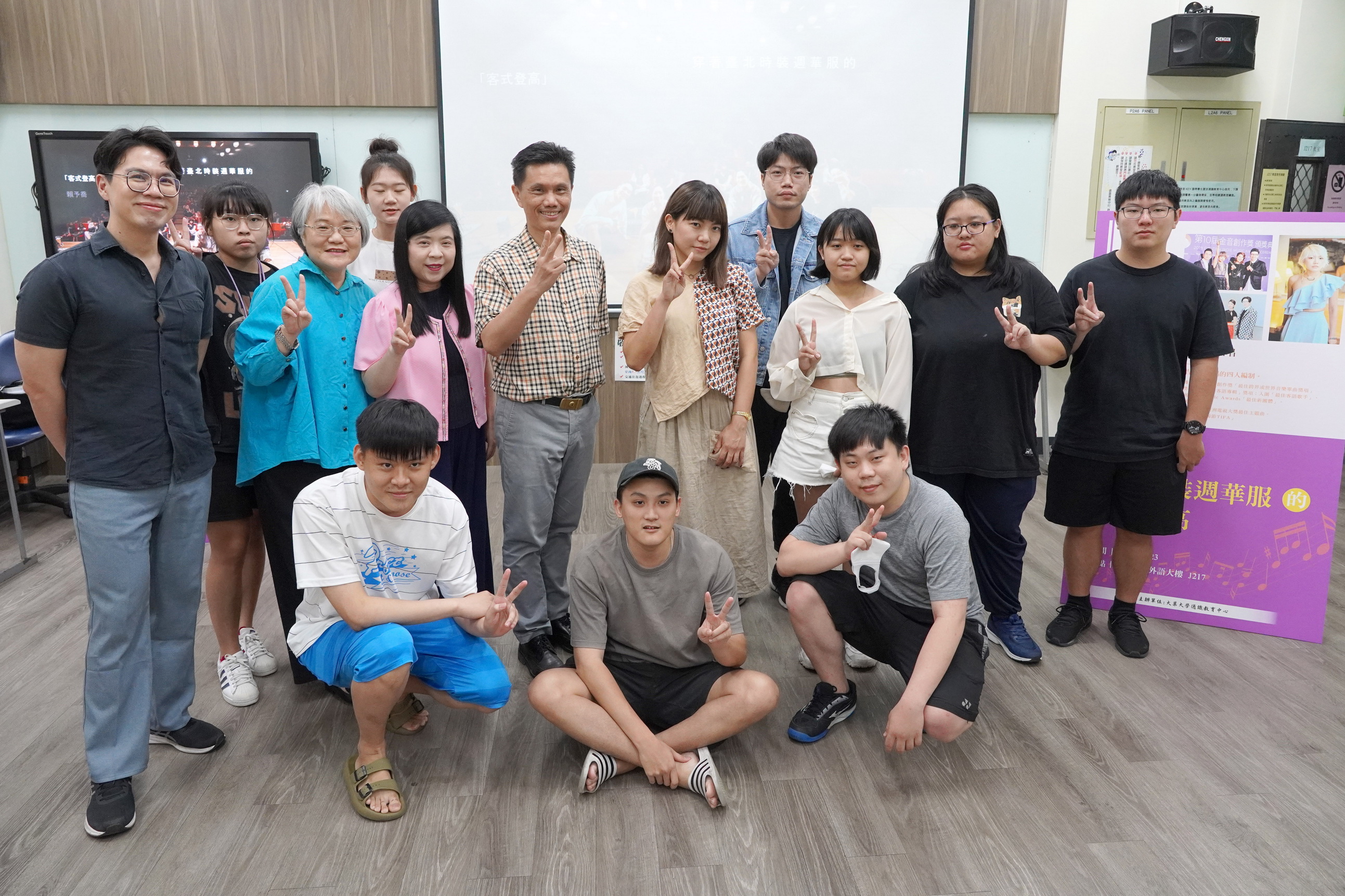 ▲金曲獎得主「春麵樂隊」主唱賴予喬，以「穿著臺北時裝週華服的『客式登高』」為題，分享她的創作經驗，賴予喬透過歌曲傳承客語，正呼應了SDGs4「優質教育」。（記者張溎壕攝）