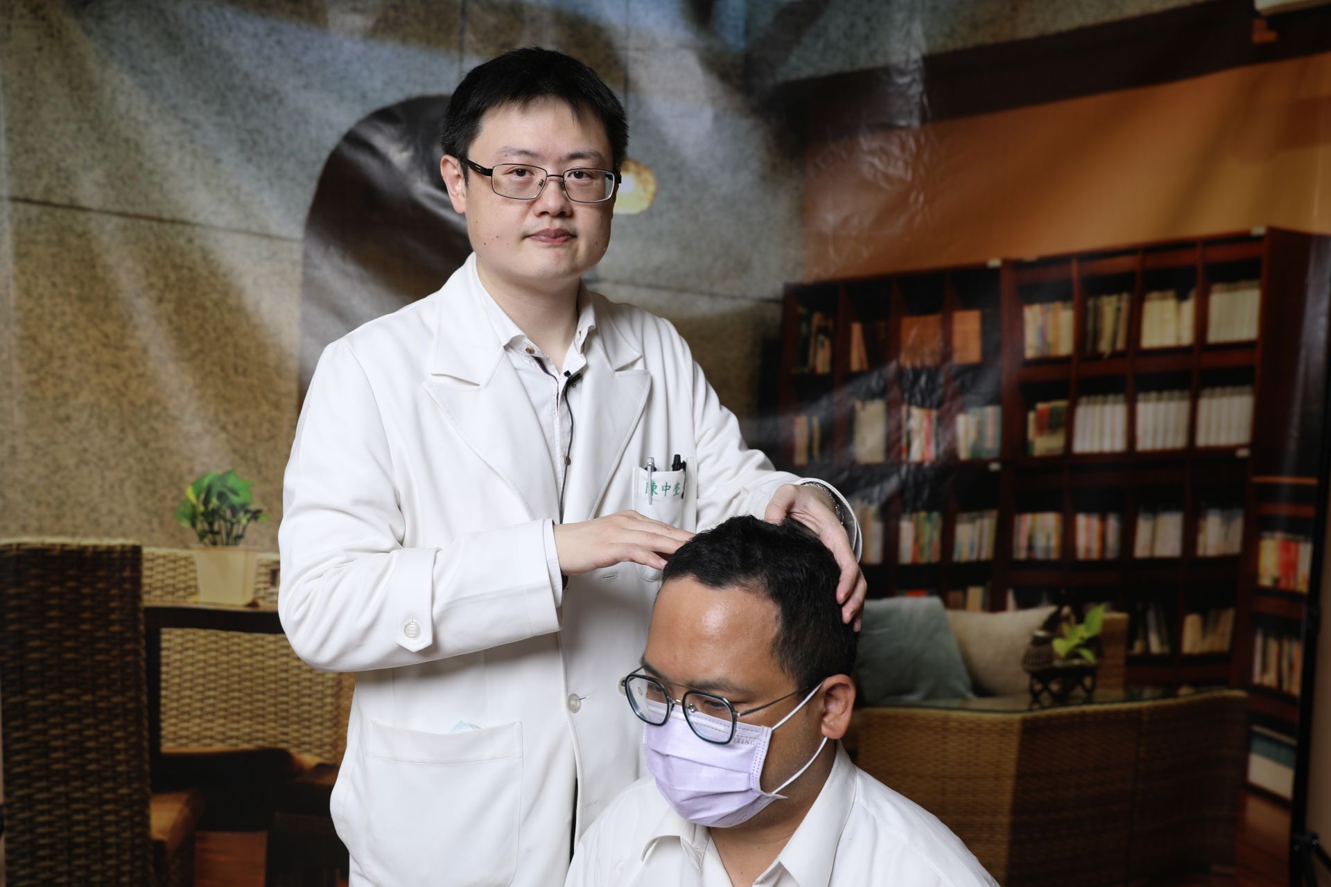 花蓮慈濟醫院中醫部陳中奎醫師表示,因應突如其來的天災,許多民眾家中都會備有避難包,可是避難包的空間有限,所以,不論是居家還是出門在外,不用工具也不用藥物輔助的穴位按摩,就成為民眾調理身心的好選擇。