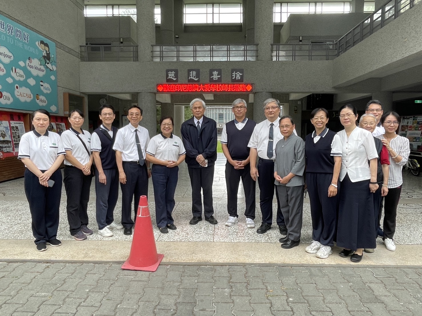 王本榮執行長到校關心,校長與各處室主任報告學校現況