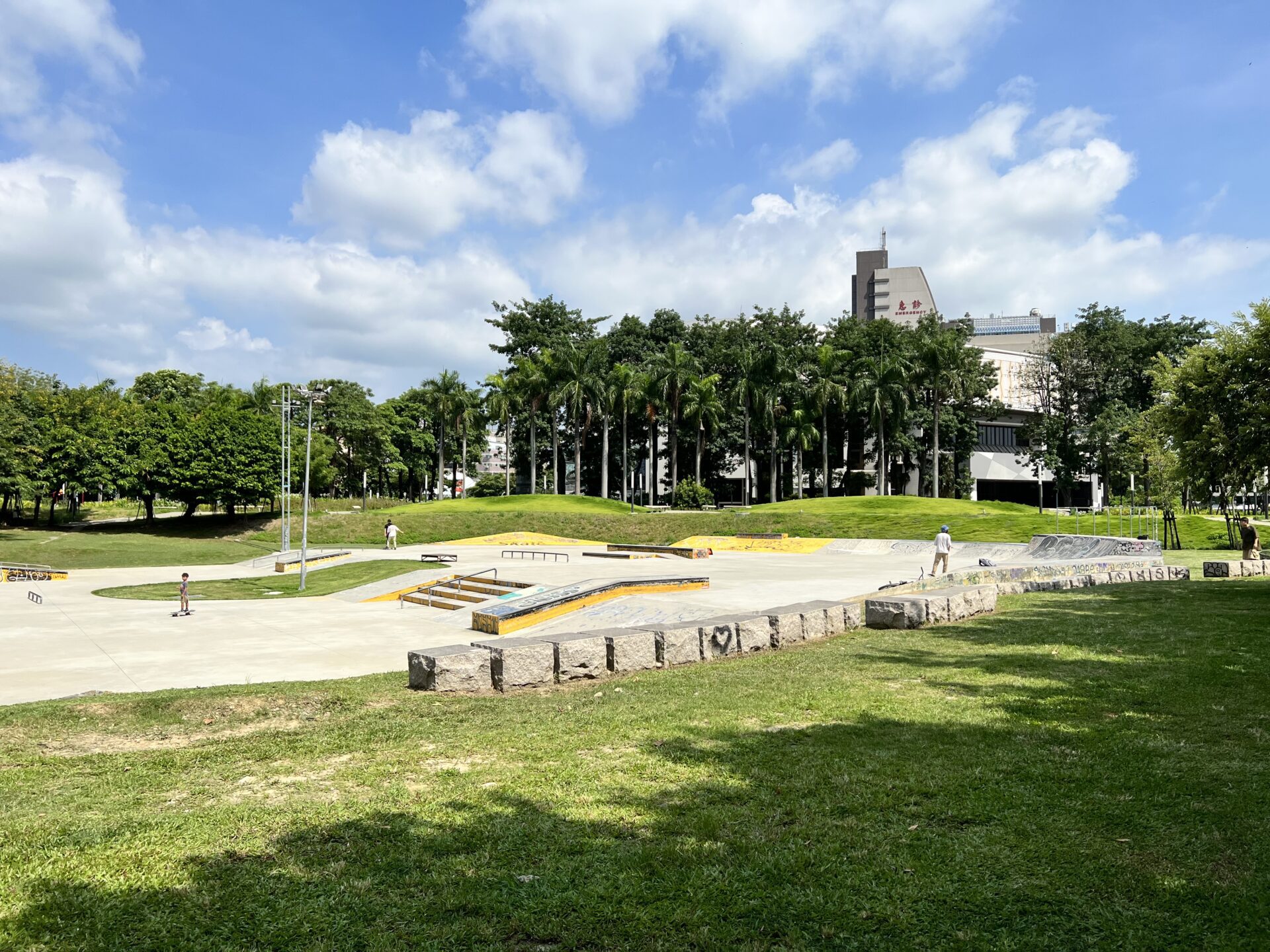 台中公園人行道遭違規進行極限運動！ 中市建設局調案查處並加強巡查
