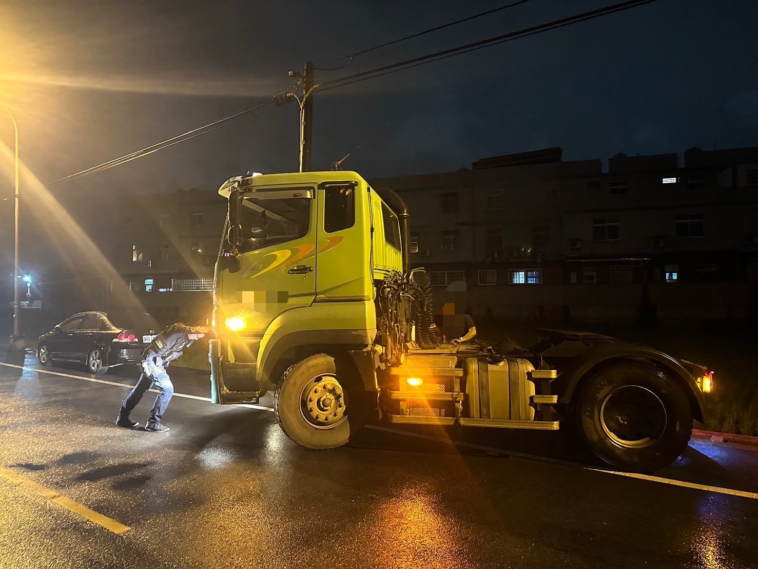 苗警雨天協助拋錨曳引車　籲請用路人上路前檢查車輛及定期保養