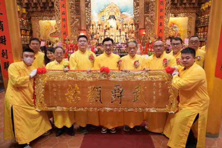 ▲ 立法院副院長江啟臣頒贈《武爵顯赫》匾額誌慶。（記者廖妙茜翻攝）