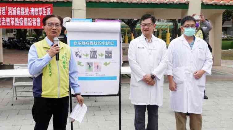 ▲林世賢市長會同彰化基督教醫院感染科陳昶華主任醫師（右）暨秀傳醫院感染科王以仁醫師，於下廍里金馬公園前舉行「彰化市公所防治登革熱」宣導記者會。（記者林明佑攝）