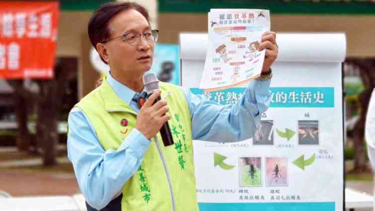 ▲彰化市公所的宣導與防治工作多管齊下，包括印製了8萬張登革熱防治相關措施宣傳單，分送各家戶確實宣導防治登革疫情發生的重要。（記者林明佑攝）