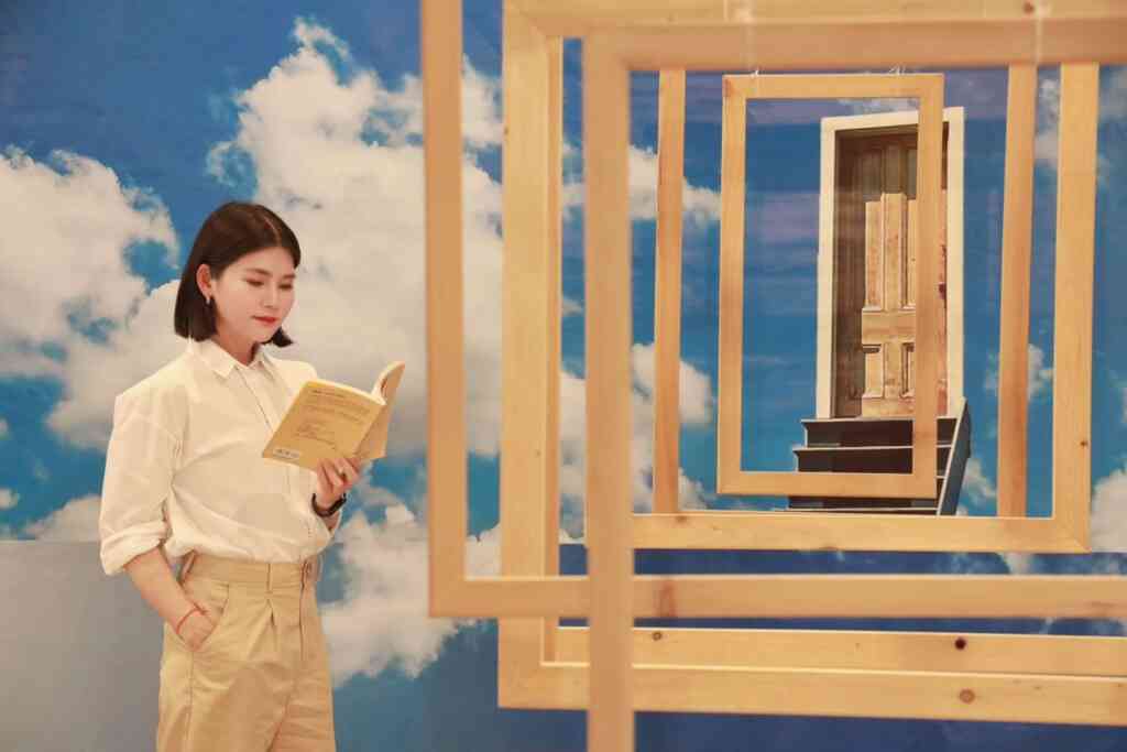 ▲書展佈置意涵代表的是,要克服眼前的障礙、心結、枷鎖,開拓視野或更上一層樓開啟另一扇大門,也許您的人生就會完全不同。(雲林縣政府提供)