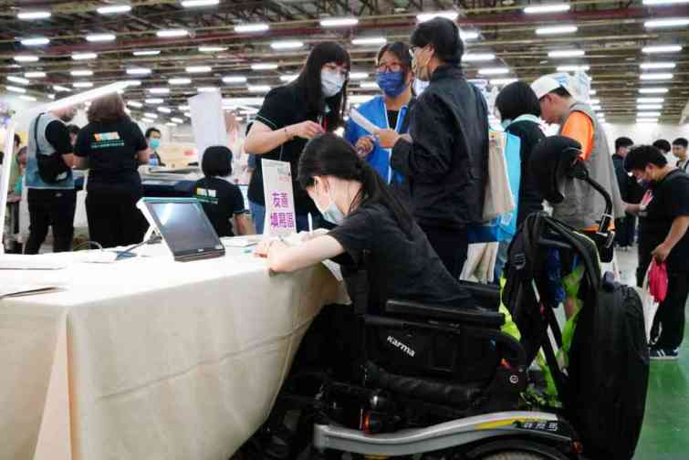 ▲現場的34家友善企業提供600個職缺，也吸引逾500名身心障礙者積極接受面試，整場活動充滿正能量，為身障求職者及求才廠商開啟新契機。（中彰投分署提供）