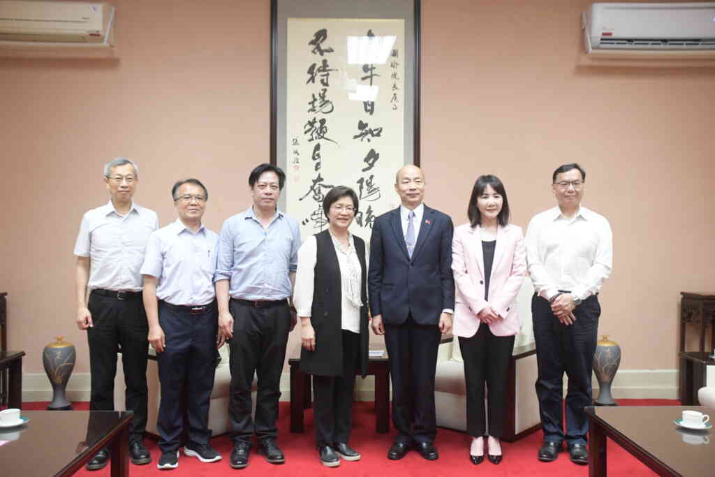 ▲彰化縣長王惠美率縣府團隊今(23)日北上立法院拜會立法院長韓國瑜,爭取彰化相關建設經費,且邀請韓院長能在端午節,組隊來彰化,參加鹿港慶端陽龍舟賽。(彰化縣政府提供)