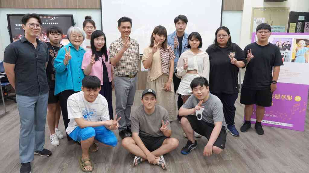 ▲大葉大學師生與賴予喬(第二排右四)開心合影。(大葉大學提供)